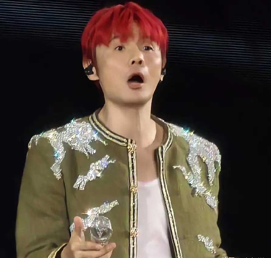 李荣浩今天气得连眼睛都睁大了 ，明明已经预判了单依纯的回应，结果单依纯的道歉，还