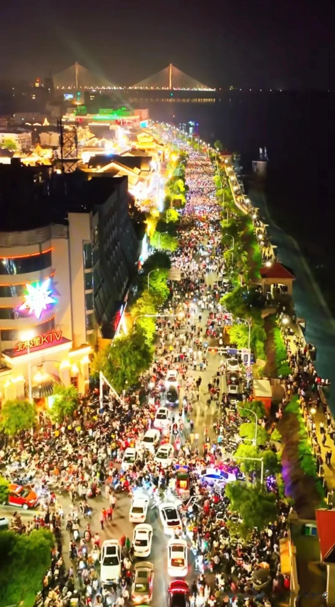 重回盛世安庆府，国泰民安到舒州。花灯升起安庆沿江的华章，游人如织的点缀着皖江的一