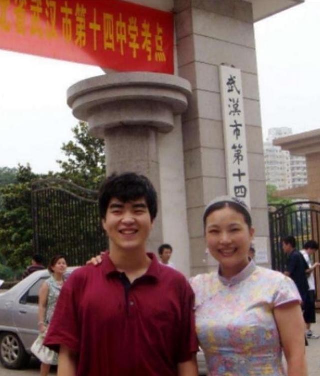 1988年，武汉女教师在医院生下一个小男孩。谁知，丈夫突然在她耳边说：“老婆，把