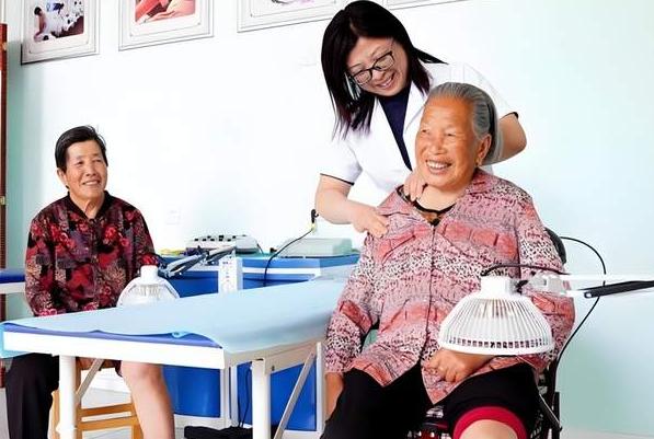 一位7年护工自白：只要老人进了养老院，九成以上就再也回不了家

王阿姨在养老院干