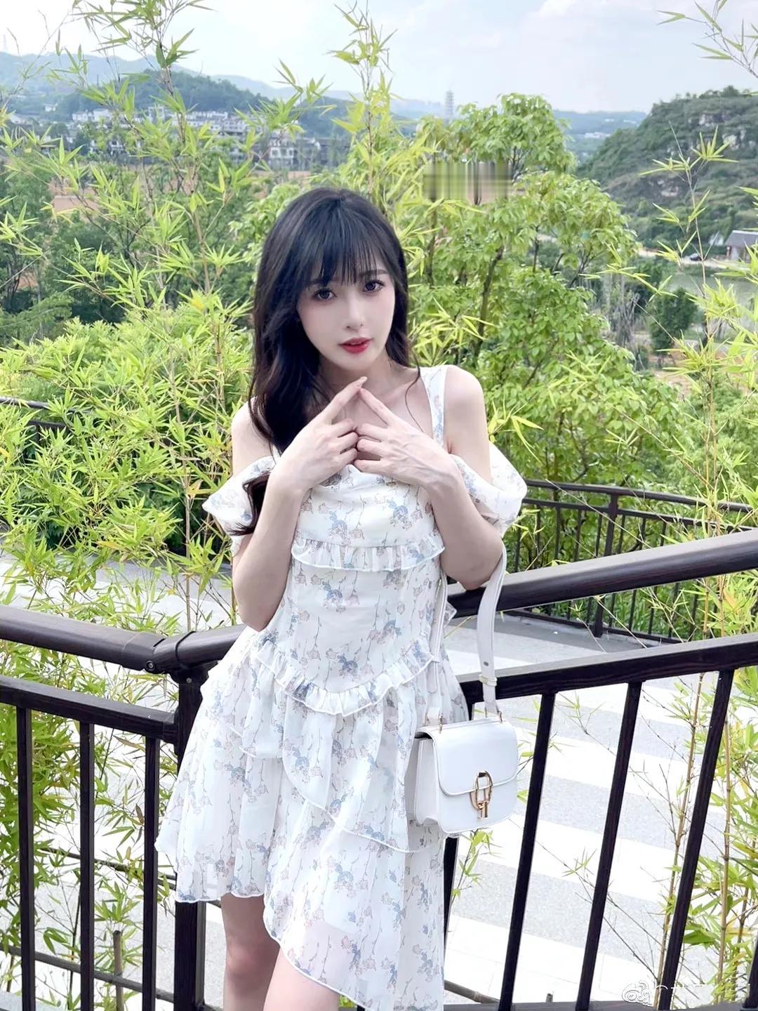 翩若惊鸿，婉若游龙。
一顾倾人城，再顾倾人国。






