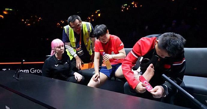 孙颖莎医疗暂停引心疼！带伤拼至退赛，这股韧劲太好哭
 
WTT总决赛女单半决赛的