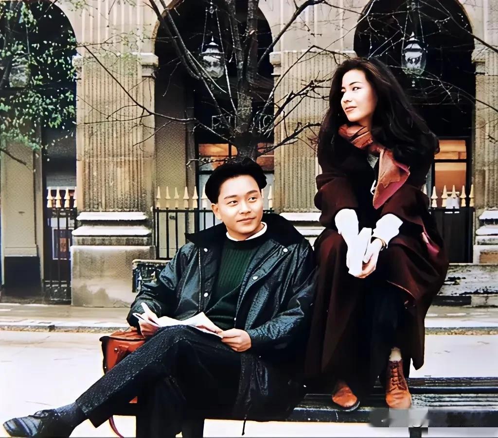 这张照片看着非常温馨，这是1989年张国荣和钟楚红，在巴黎拍摄《纵横四海》时留下