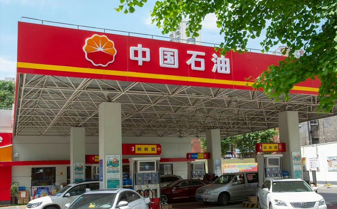 深夜话题：今晚油价大涨，你有排队加油吗？你开的是油车还是电车？每个月加油或充电要