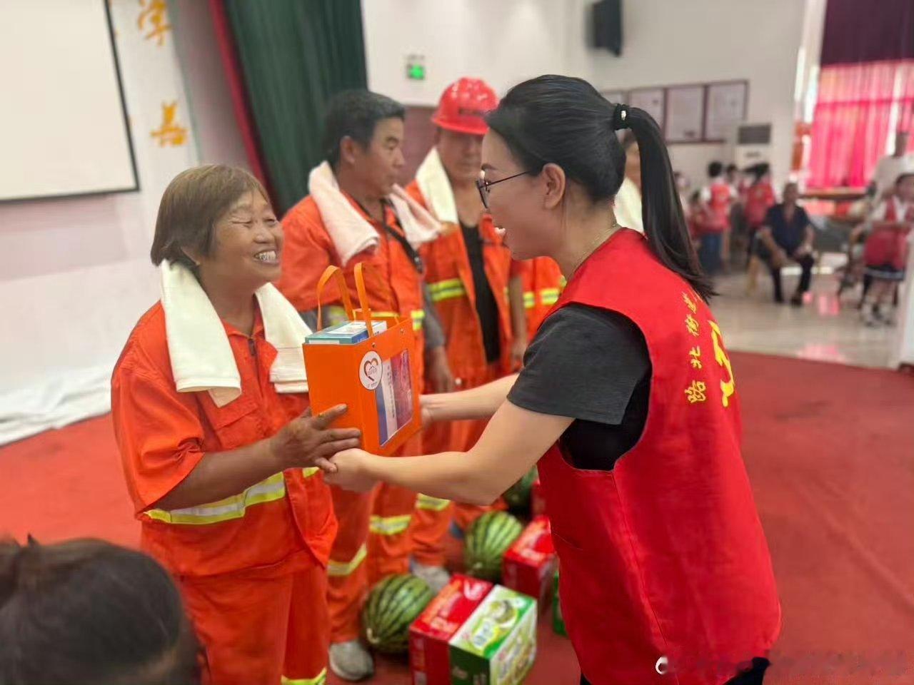台州路桥萌娃志愿者为环卫工人送上夏日清凉 近日，台州路桥区路北街道铭泰社区联合南