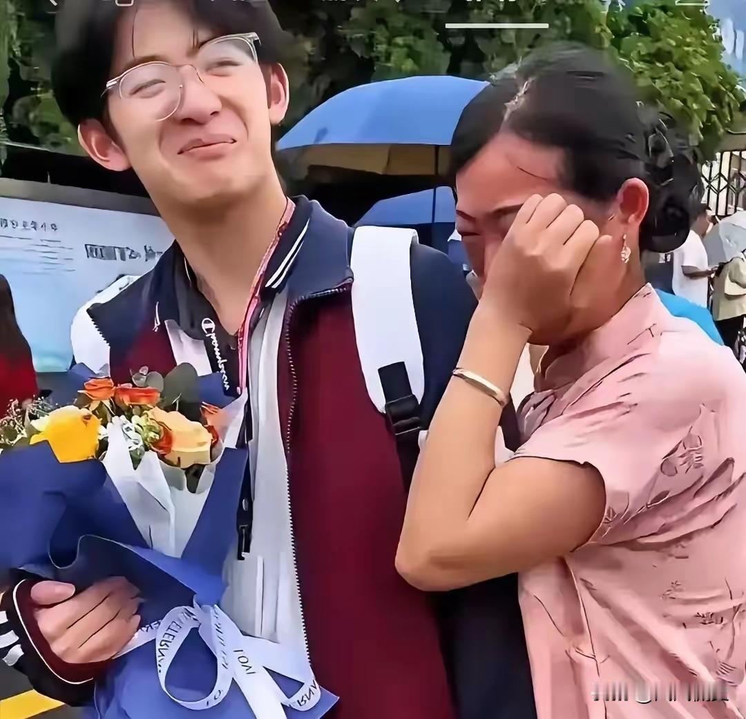 泪目！1米85少年，716分考上清华。可这张录取通知书背后，没有父母铺路，只有小