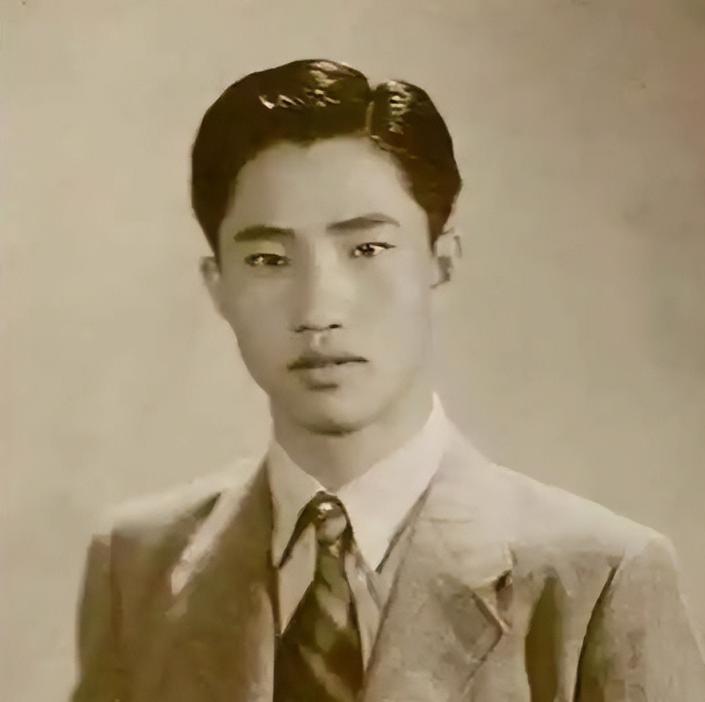 1988年，潜伏台湾42年的地下党，千辛万苦回到大陆，带来了 一份多达百人的名单