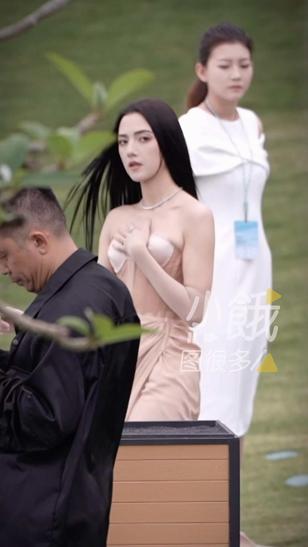 女明星ELLE出图 20251028 ELLE风尚大典，瞥见娜然去海边拍摄[拜托