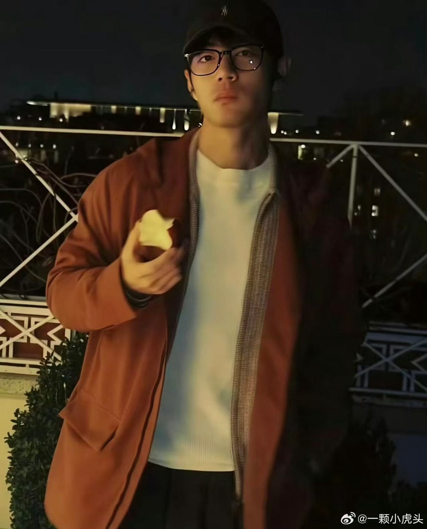 肖战把苹果吃得很标准肖战苹果吃得很标准肖战把苹果吃得很标准，不错不错，哇喔 