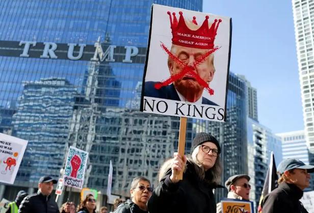 [下雨]爱达荷州牛仔都上街骂特朗普了，900万美国人暴动，这次铁粉真的不干了。