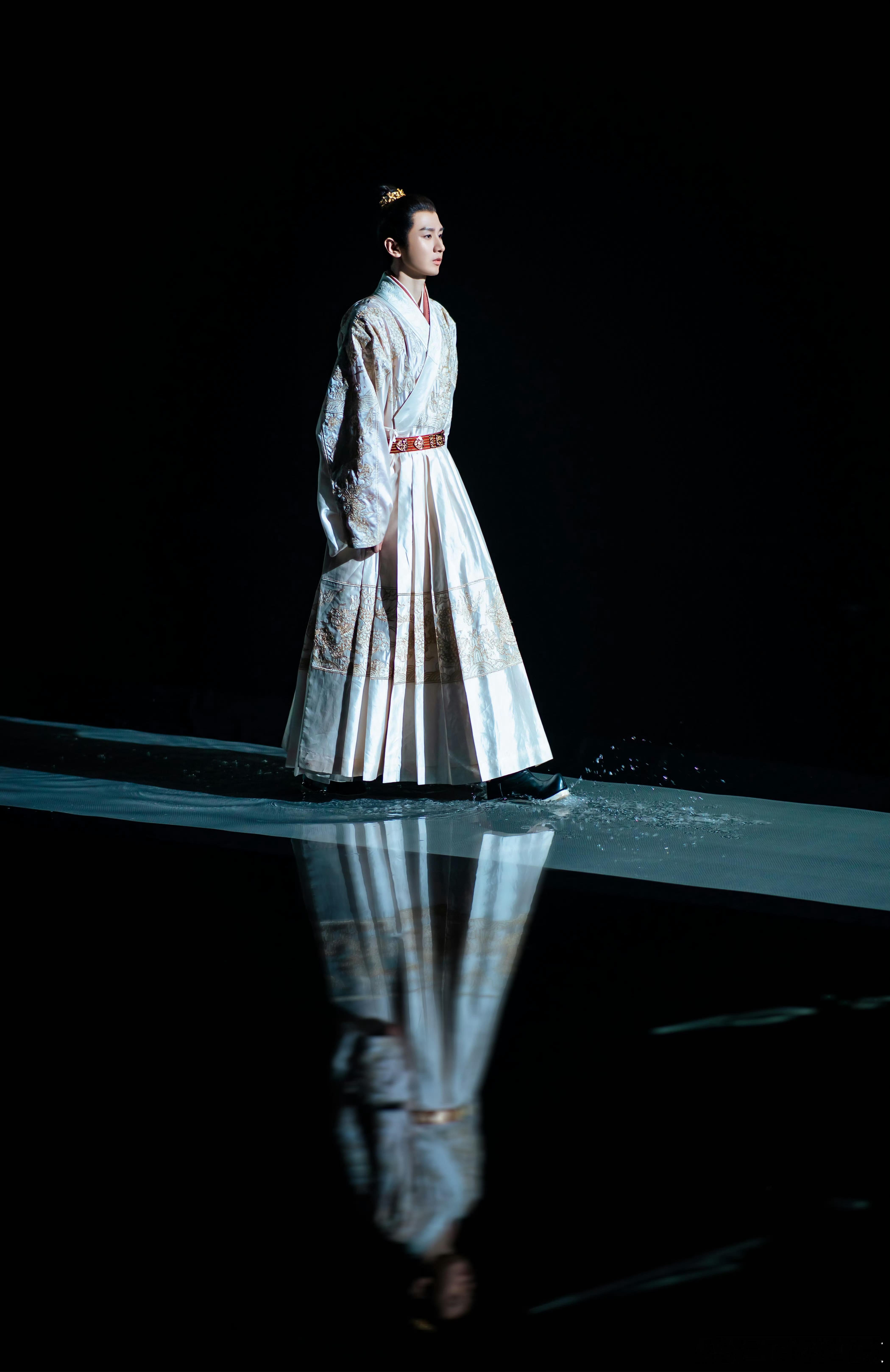 历史的号角在耳畔炸响，两京的征途已然开启，当一夜之间成为“孤岛”，当绫罗绸缎被运