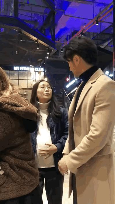 大家排队买饮品，此时过来一位小姐姐来到男士的面前说，大哥，我有急事可以插一下队吗