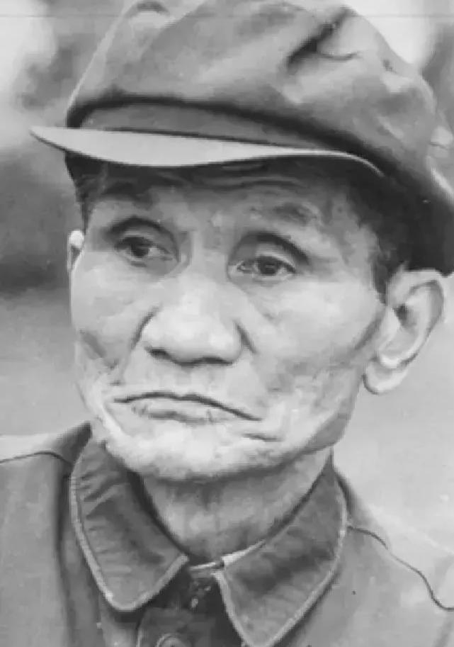 1947年，军统总务处处长沈醉来到白公馆视察，与一个”疯老头”擦肩而过的时候，立