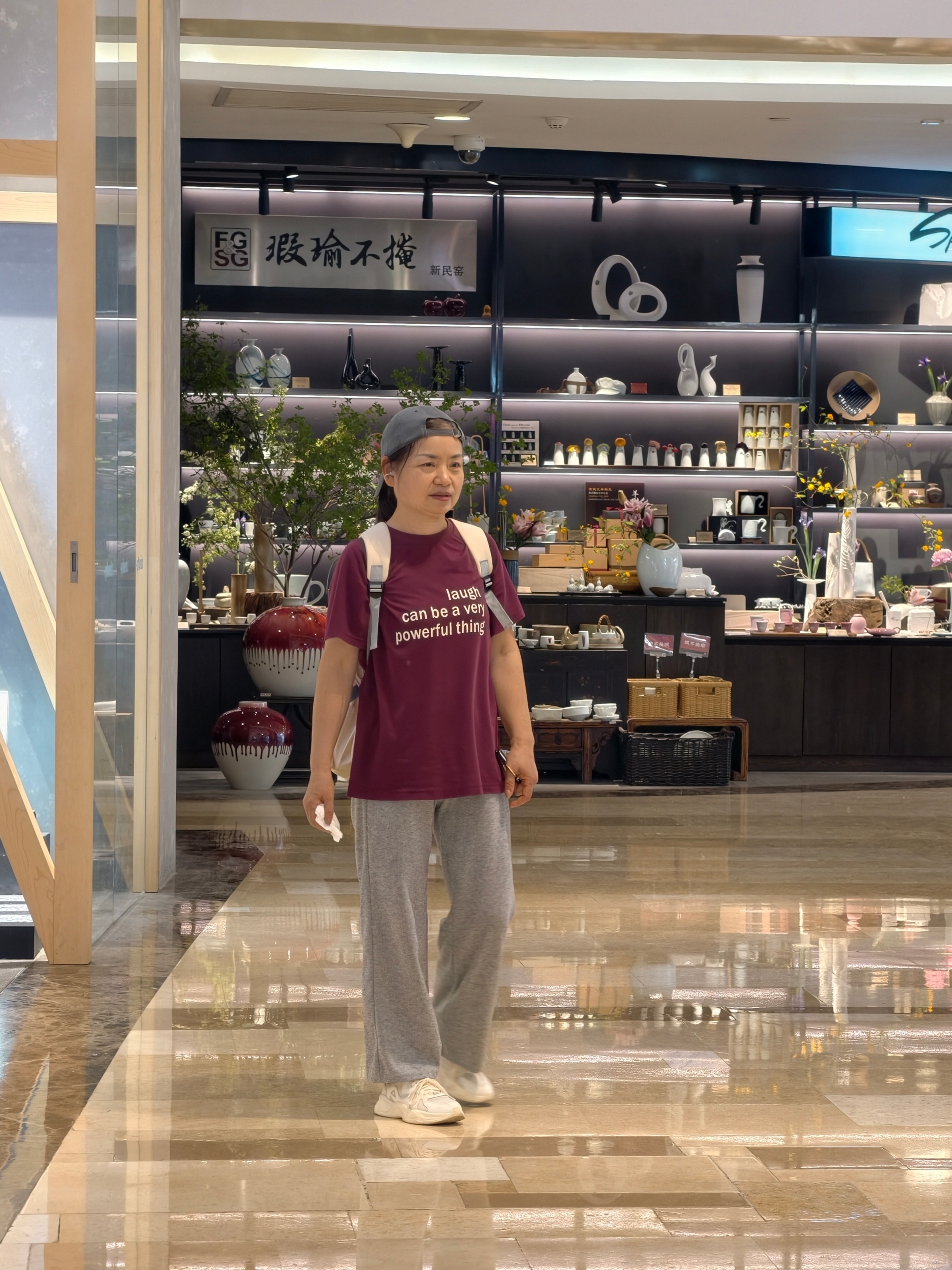 五一溜娃，我就佩服我妈这个状态，63年的呀。 