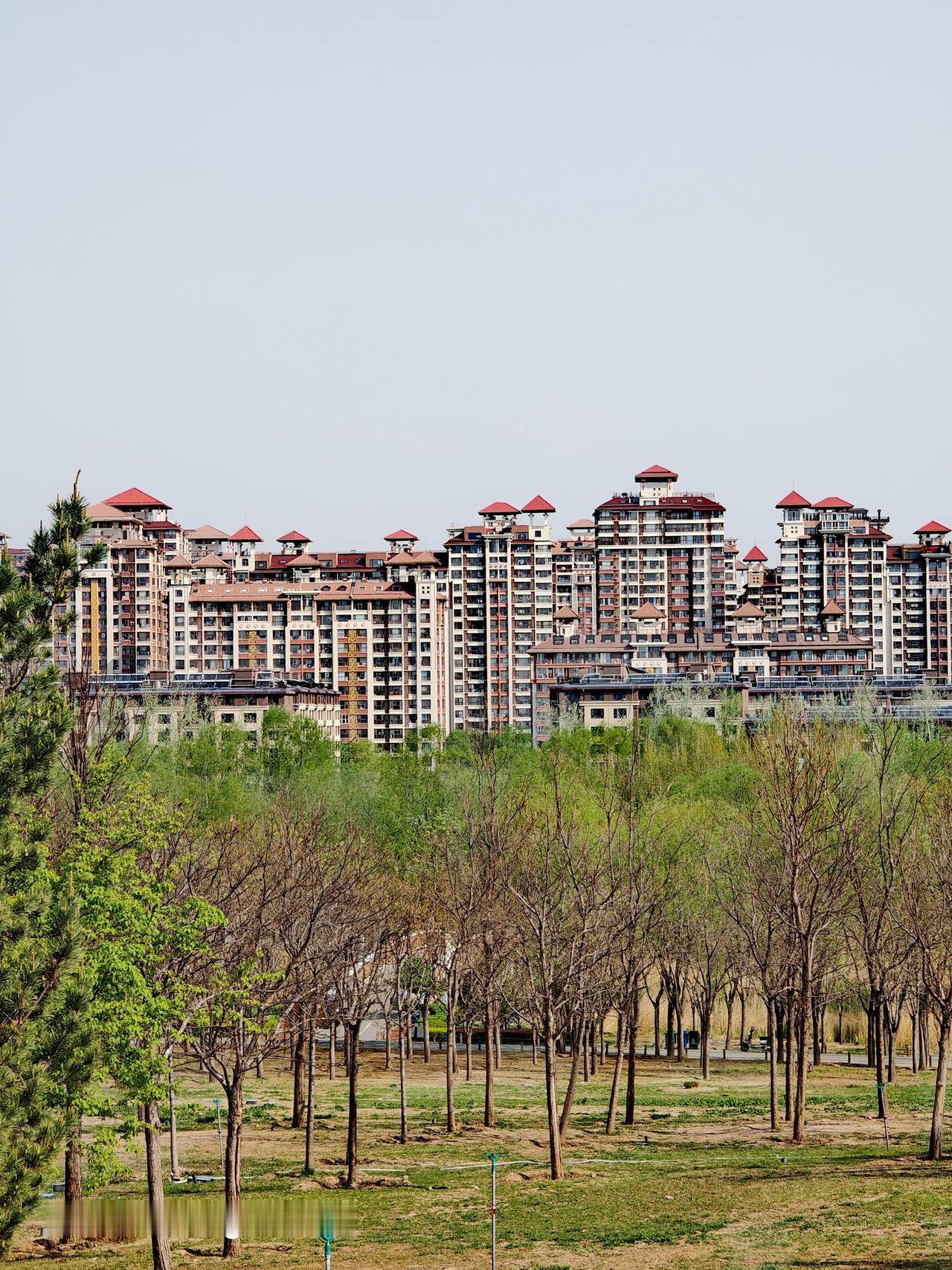 朝阳区马家湾湿地公园，真是个宝藏地。它藏在东南五环边，人少空旷，玩法超多。
这里