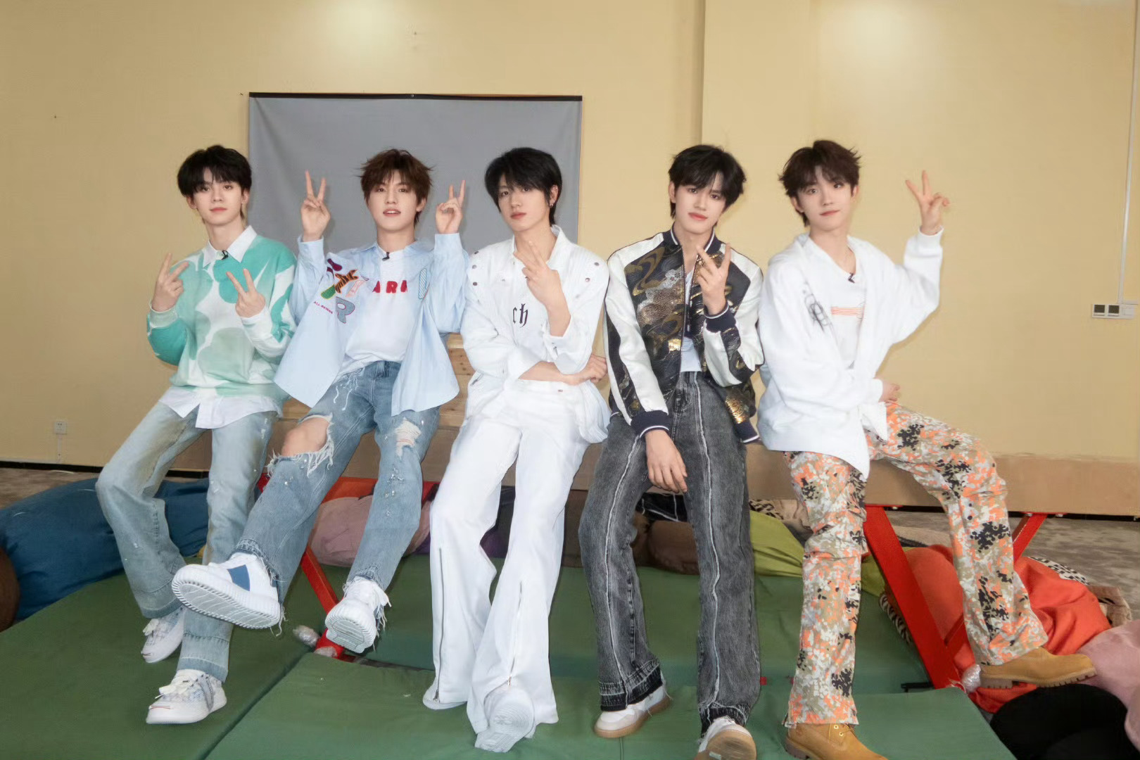 TOP登陆少年都成年了登陆少年都成年了登陆少年都成年了，小忙内今天18岁！ ​​