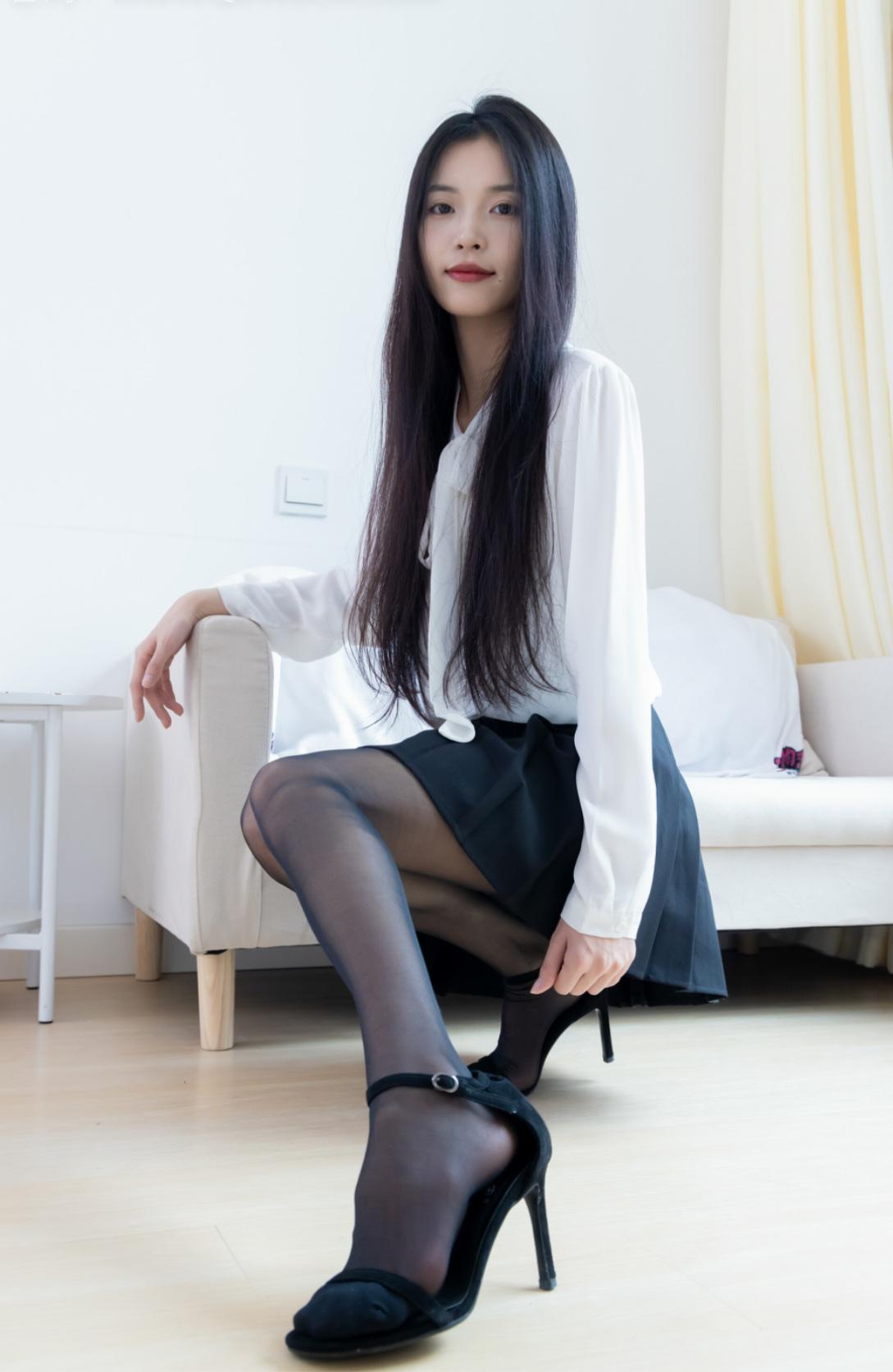 优雅黑丝高跟鞋，气质白衬衫与黑裙的完美搭配，尽显都市女性魅力。职场穿搭怎样更显女