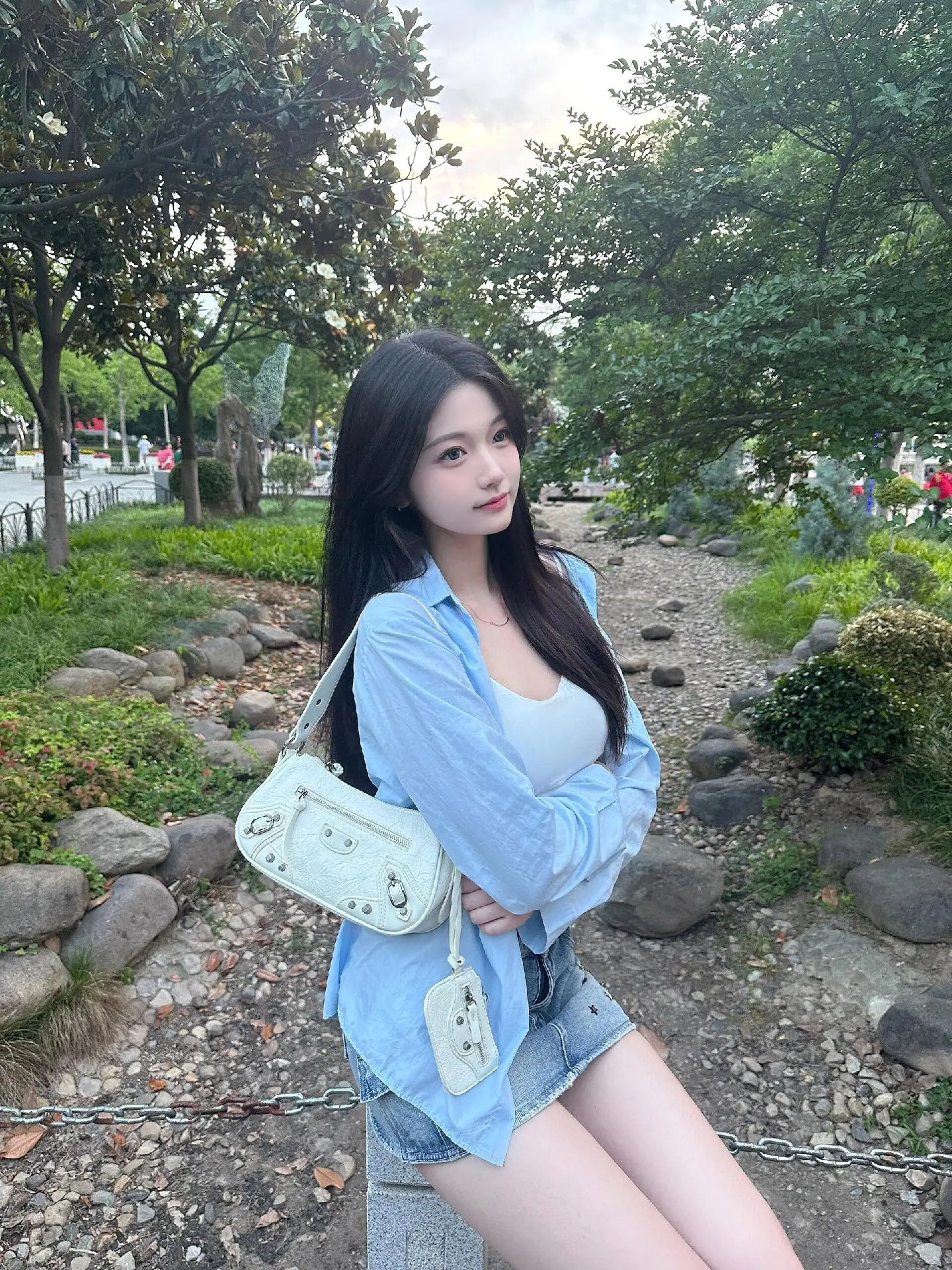 靠自己虽然很苦，但实在。靠自己虽然很累，但心安!靠自己不用低头。活得有...