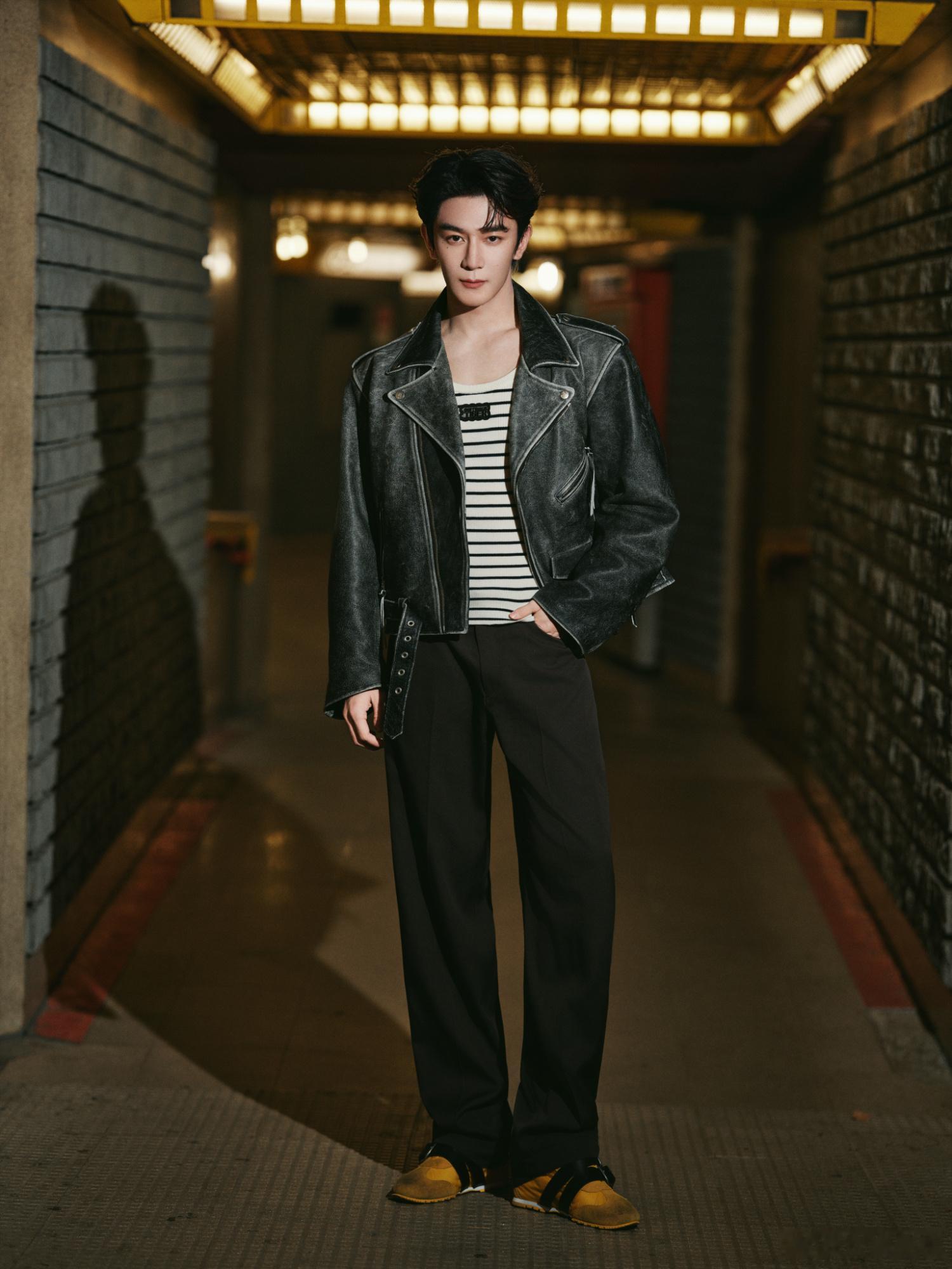 疏朗有型，凛然夺目。欢娱影视今日出席Onitsuka Tiger鬼塚虎 AW26