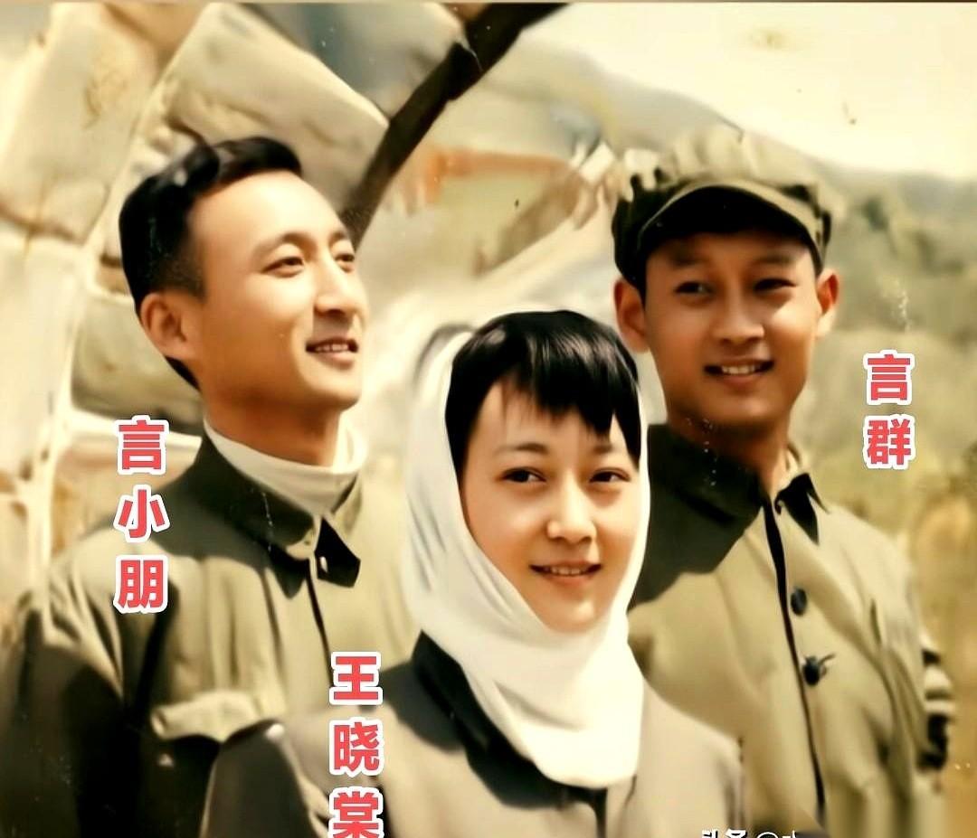 我每次看到这张照片，心都咯噔一下。
1973年，长城上。笑得那么灿烂的一家三口。