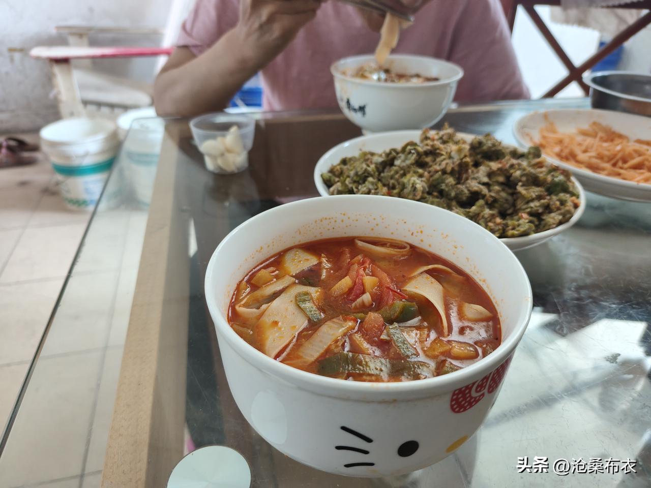 吃撑了！上班路上，慢慢走，肚子有点撑。