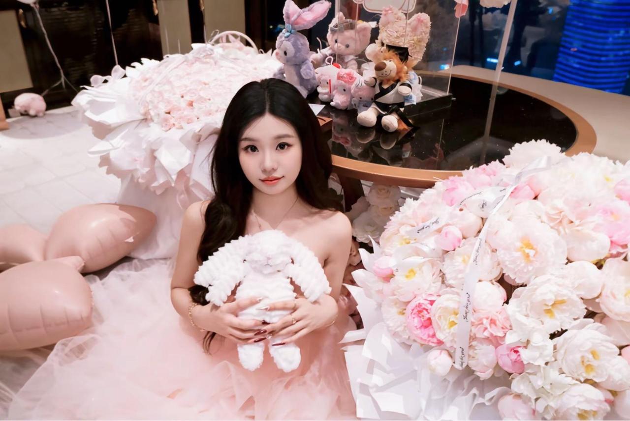 盛装打扮嫁给即将24岁的自己