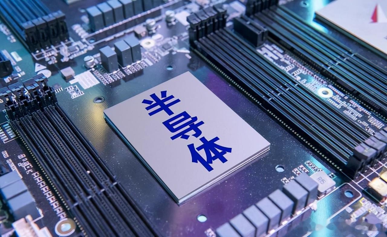 美股收高纳指涨超2% 芯片股绝地反攻 费城半导体指数涨超3%美股周一收涨，道指收