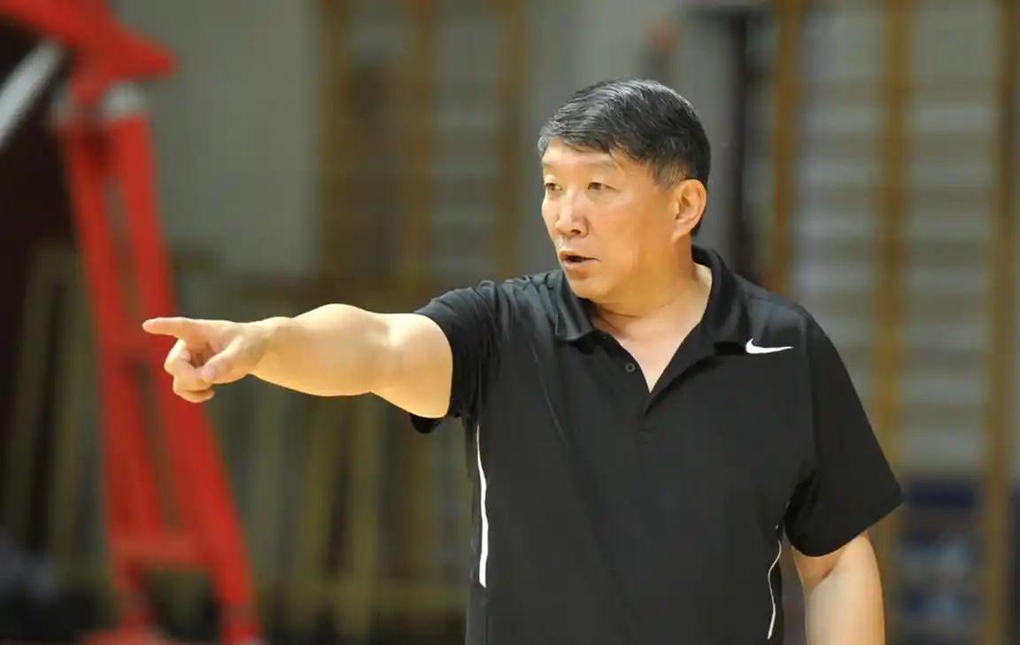 宫鲁鸣定下“进六冲四”，现在却把战略重心死死压在力拼捷克上，这不是目标缩水，而是