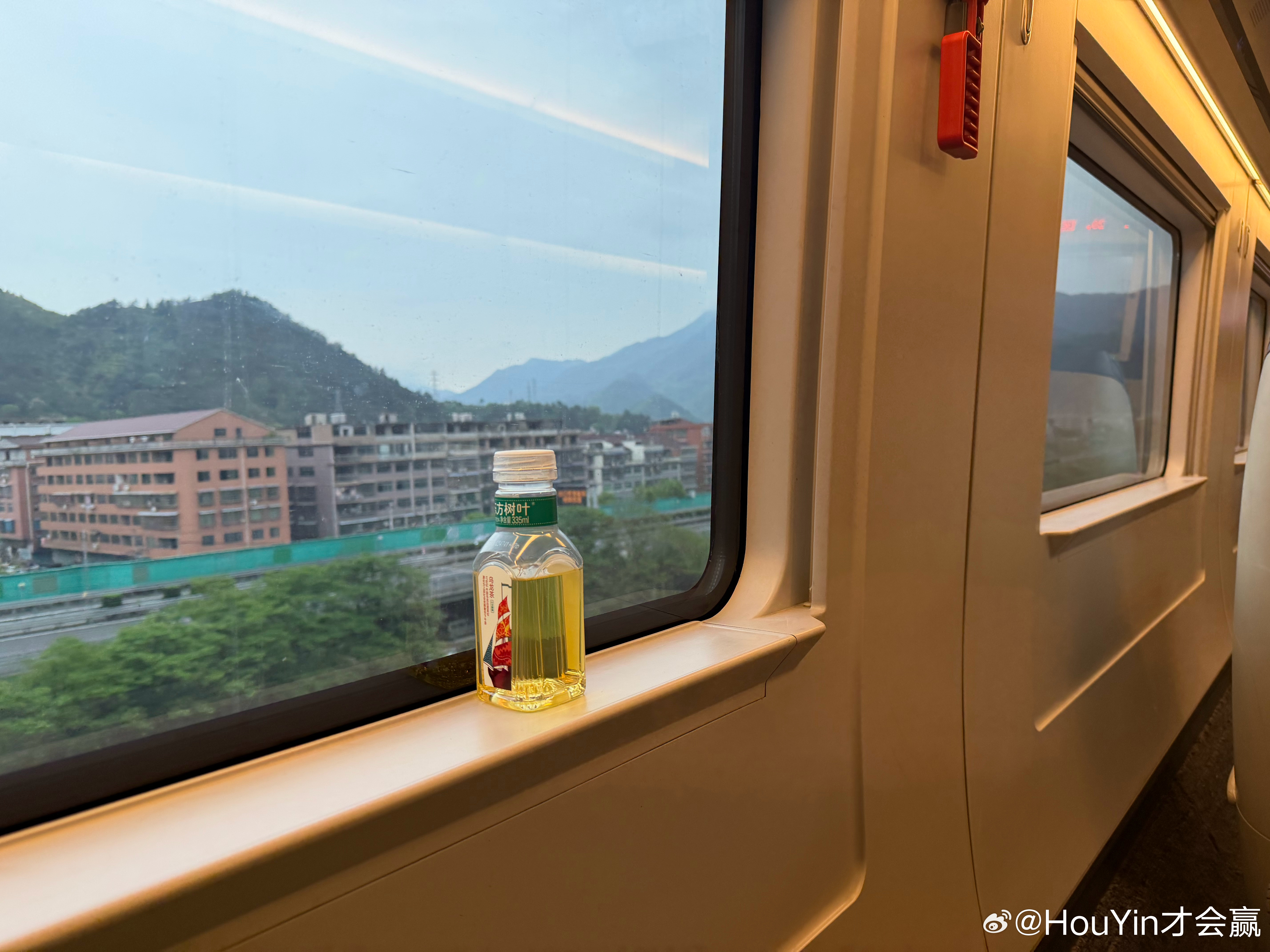 坐着感觉坐在更大的MEGA二排不过商务的椅子舒适性赶不上MEGA实在太硬了…还没