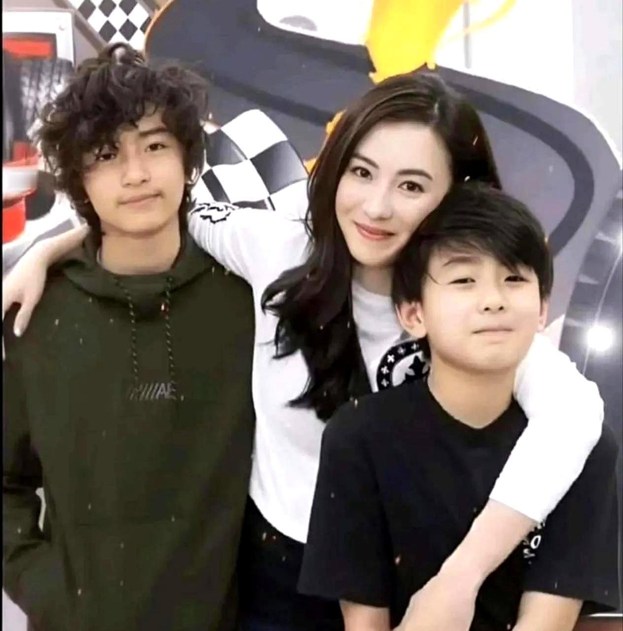 多少人等着看张柏芝的笑话，结果她用三个“王炸”儿子，打了所有人的脸。
她的“放养