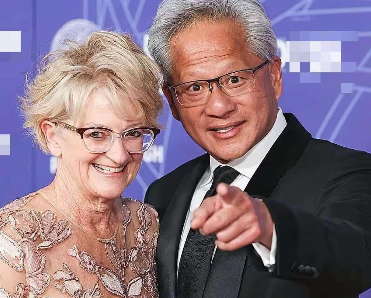再看黄仁勋夫妇同框画面，真的彻底打消了我对洛丽的羡慕。明明她比黄仁勋只大两岁，可