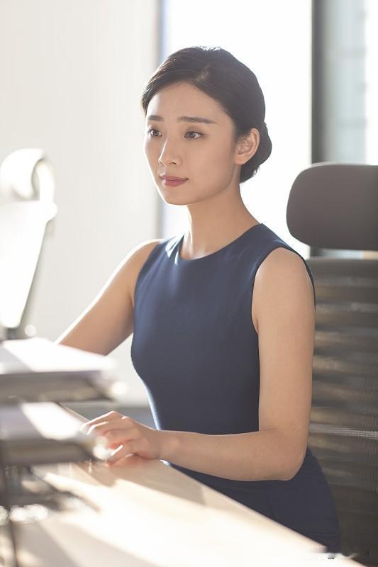 女人离婚了一定要坚强起来，首先要有一份工作，有收入，不要再付别人怎么说，别人说什