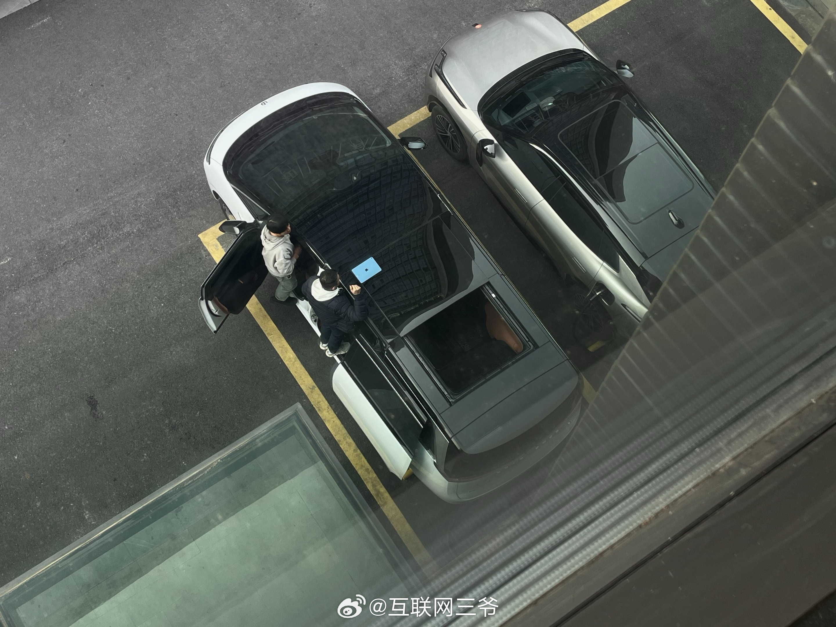 零跑D99网友爆料了零跑D99这组谍照信息量很足，单看天窗就很有说法啊……感觉对