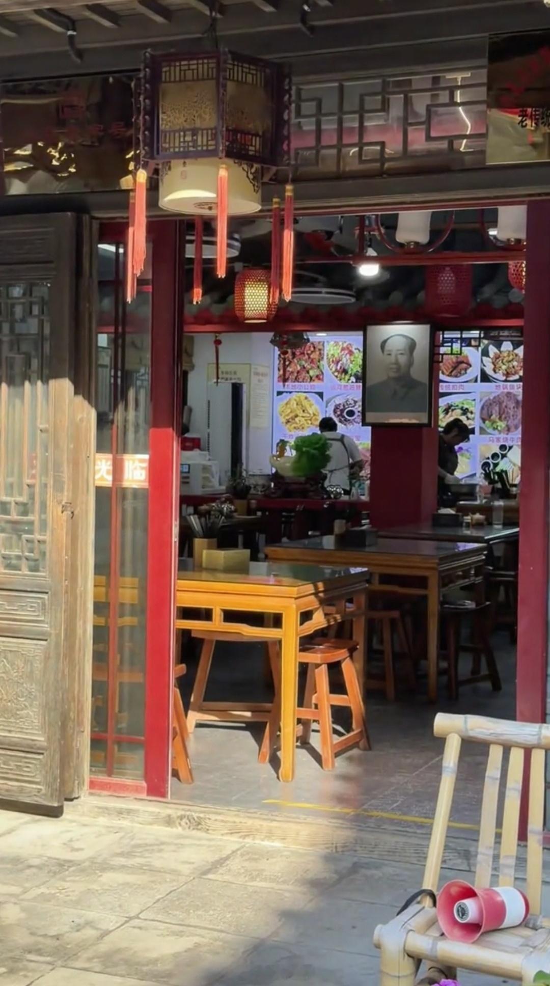 如果正值饭点，我路过这条街，光凭这幅画像，我肯定毫不犹豫地选这家吃饭。 ​​​
