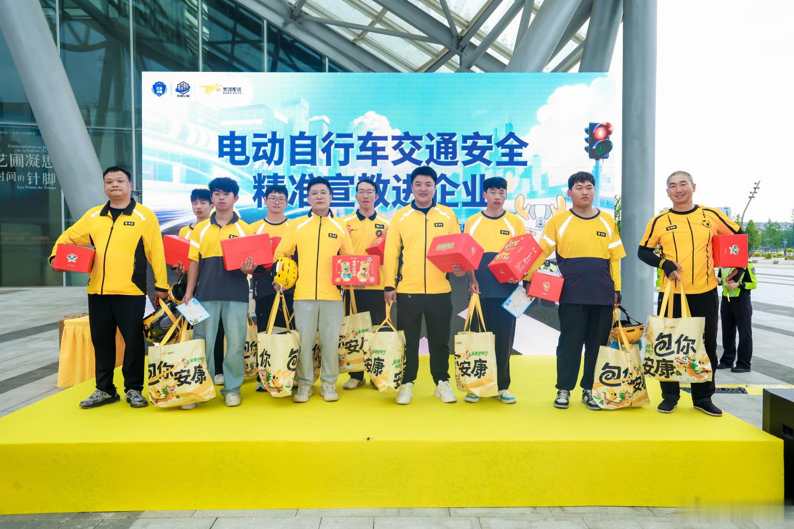 苏州不闯红灯安全意识给到夯美团骑手端午粽要安全 穿梭苏州大街小巷配送各类订单，车