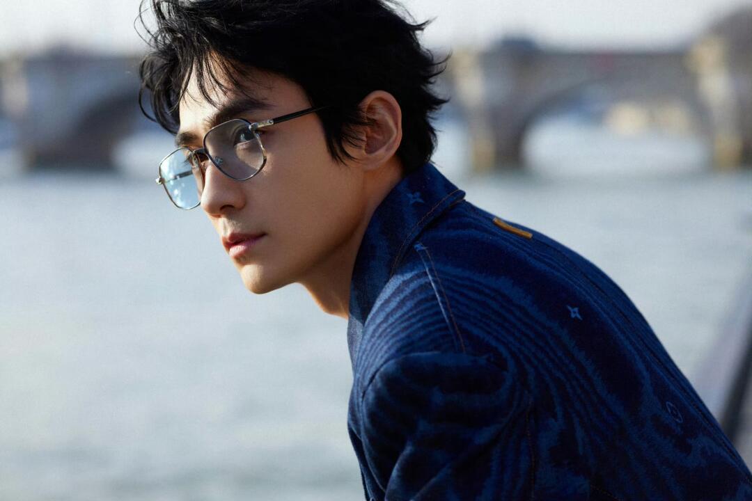 品牌代言人朱一龙，亮相Louis Vuitton巴黎男装周，搭配2025早秋男装