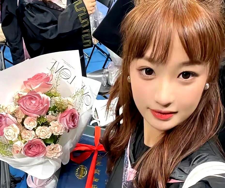 二十岁，一边陪练一边上网课，她没在浪，是在铺路。
国家早就不让运动员只练不学了，