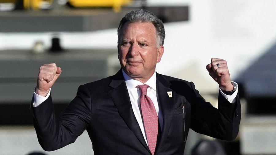 俄罗斯媒体报道，维特科夫将一盒来自哈巴罗夫斯克边疆区的红鱼子酱交给了特朗普，这是