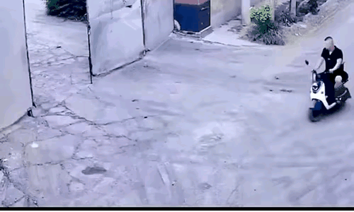 车没了，人还在！前面电瓶正常行驶转弯回家没一点毛病，后面小车紧贴电瓶车高速行驶负