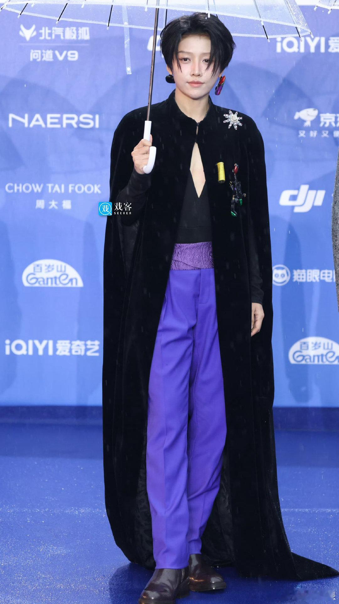 刘雨昕北影节生图刘雨昕北影节红毯生图好酷呀，是女骑士无疑了 北影节红毯