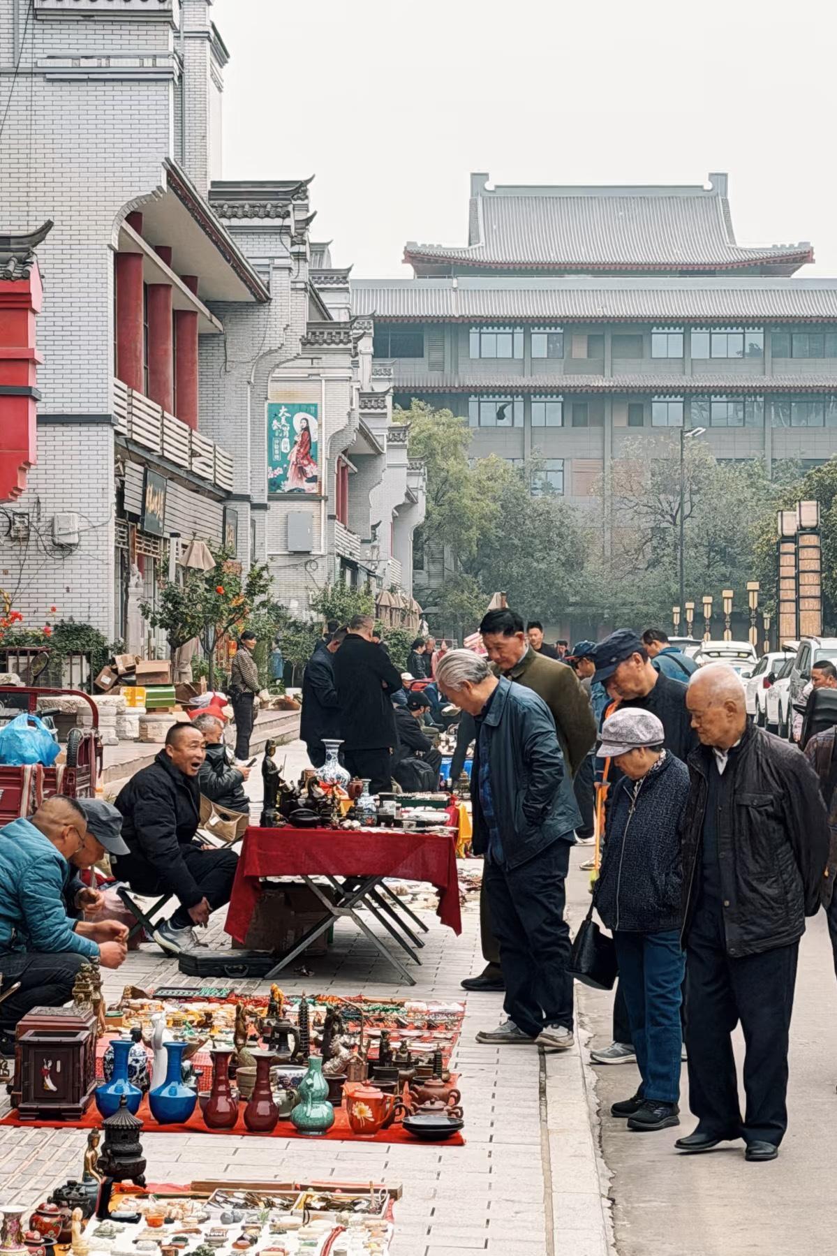 每周三清渭楼文化艺术品集市变身“淘宝现场”！摊主们都是行家 边挑边听他们讲物件里