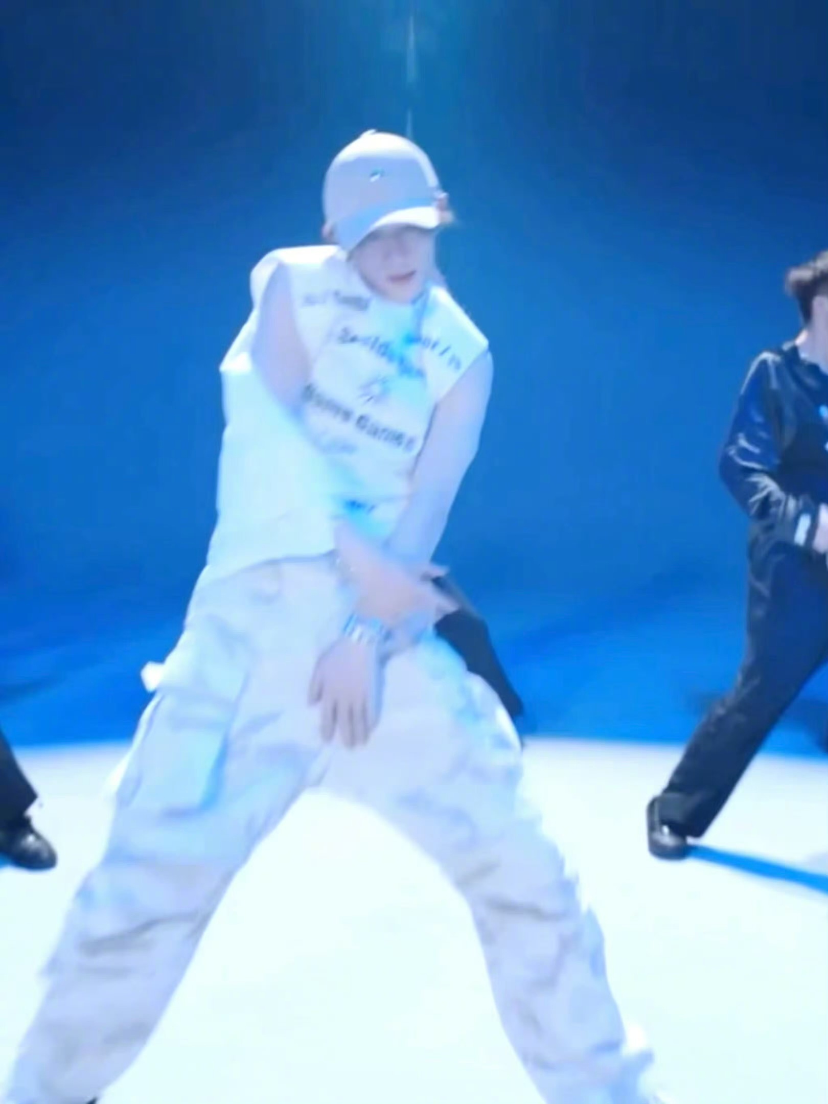 独舞部分简直是天花板级别！黑白 look 一换气场全开，身体跟着节奏精准卡点，看