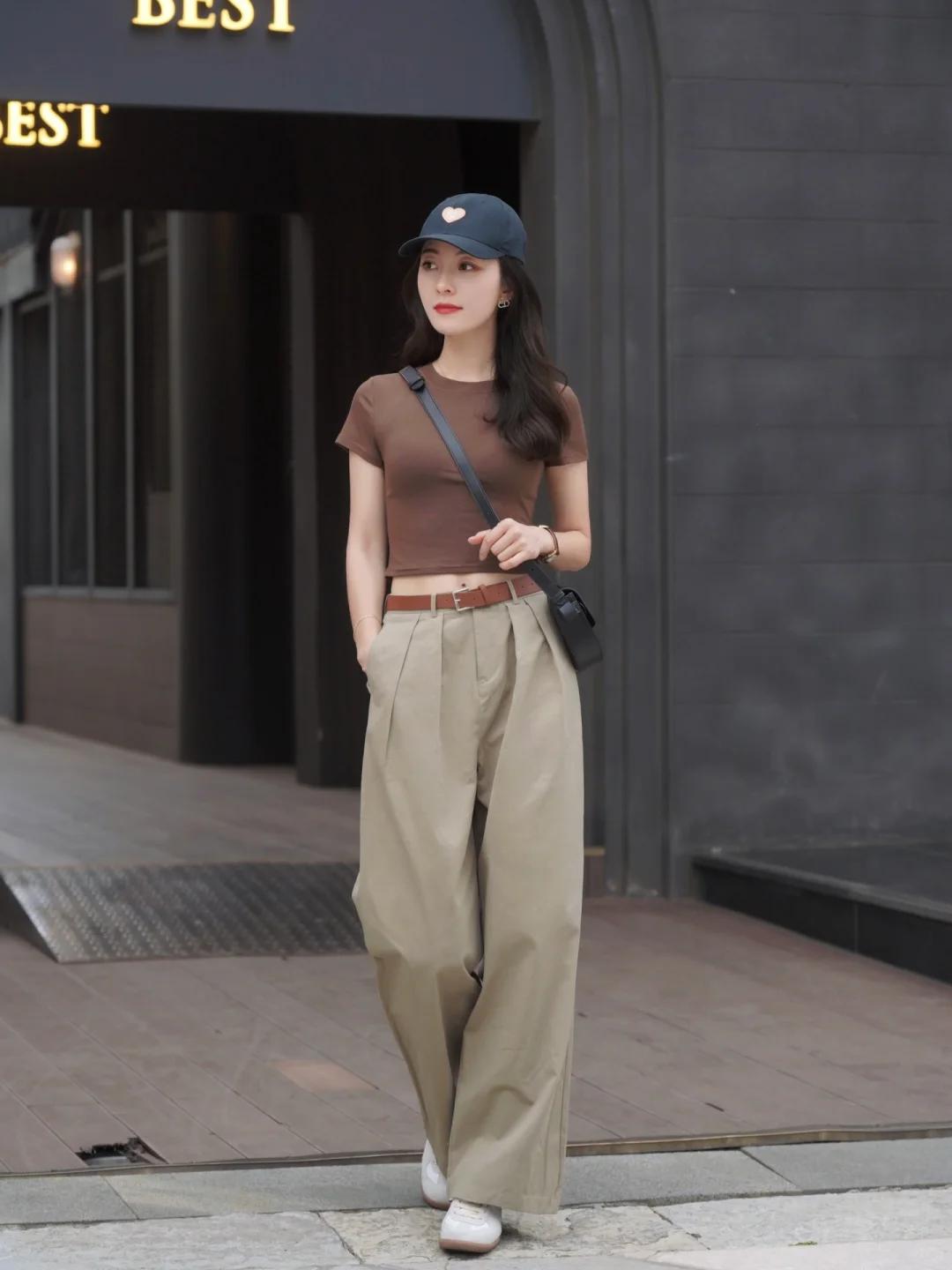 #夏日生活打卡季#👗深咖色的露脐T恤，低调中透着性感小心机，完美展现你的腰部线