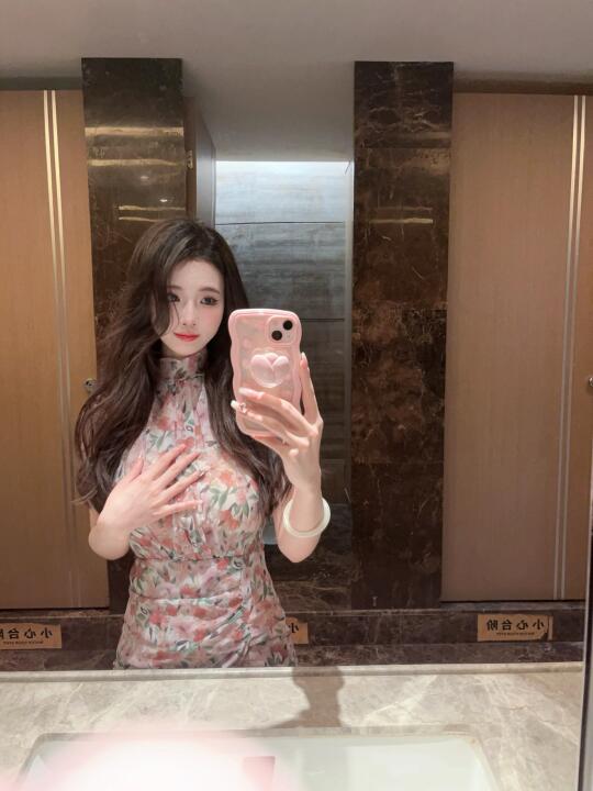 不好意思没回你消息啊 昨晚洗碗多挤了俩泵洗洁精被婆婆一巴掌打晕过去了现在才醒