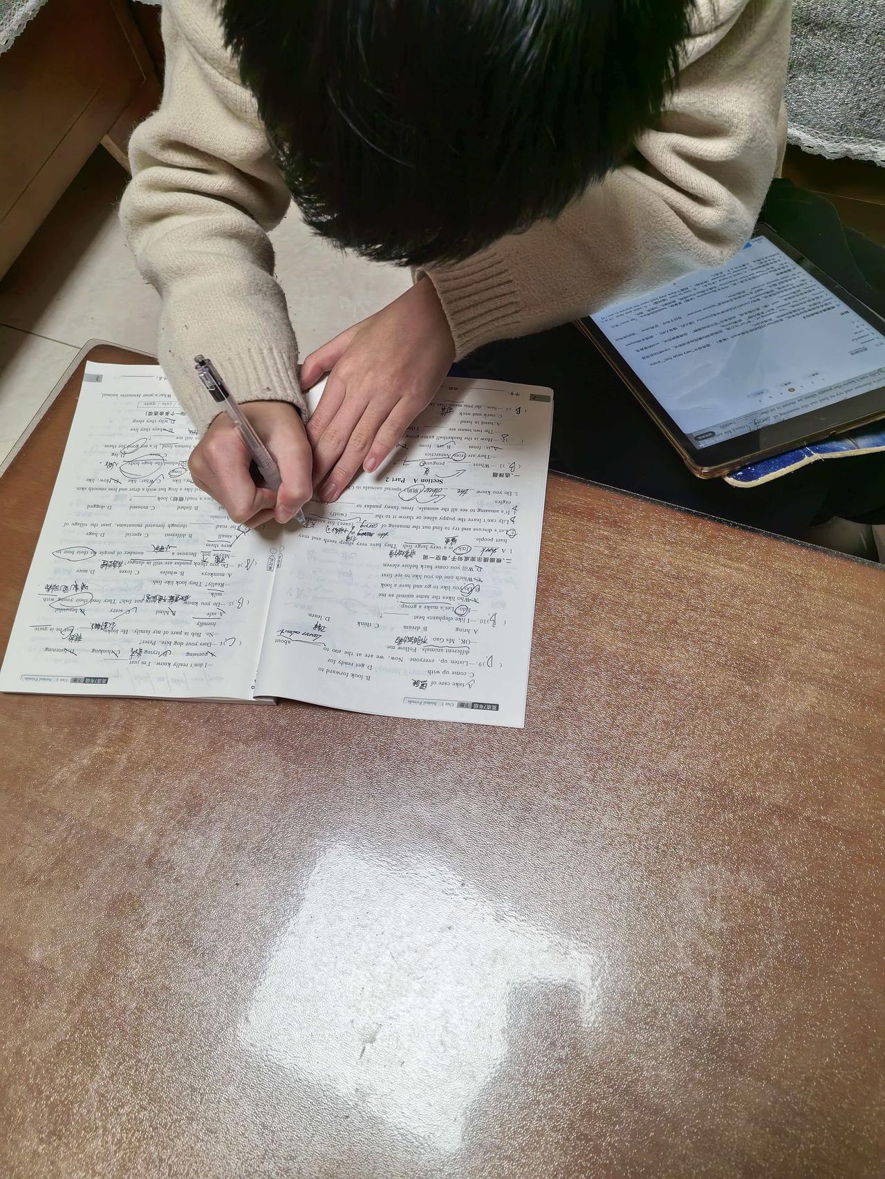 儿子上学期开学时随便选了个后面的位置，没想到这竟成了他甩不掉的噩梦


本以为会