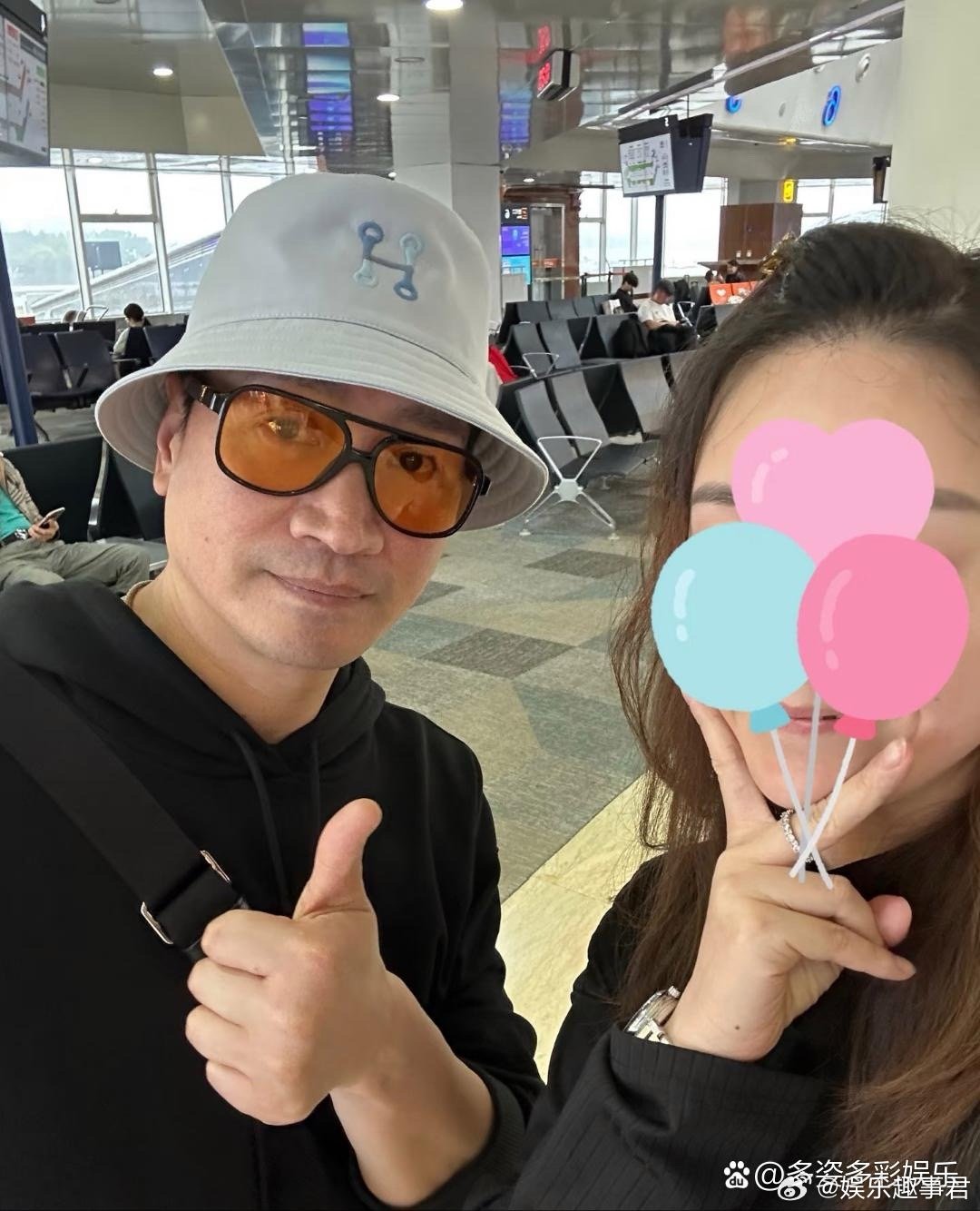 何晟铭海口机场被偶遇，他戴着渔夫帽变色眼镜，看起来特别有绅士风度，与粉丝大方合影