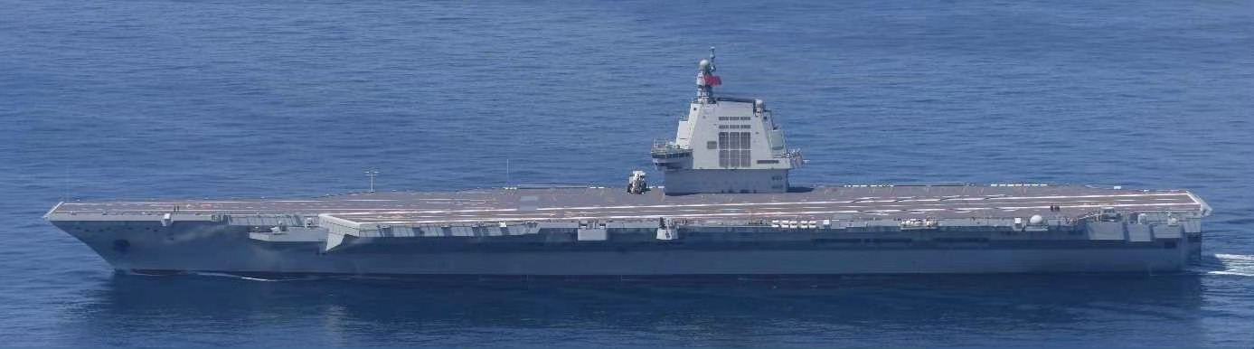 还得是御用摄影师啊。日本拍到了刚刚离开上海的福建舰南下，即将穿过台湾海峡。136