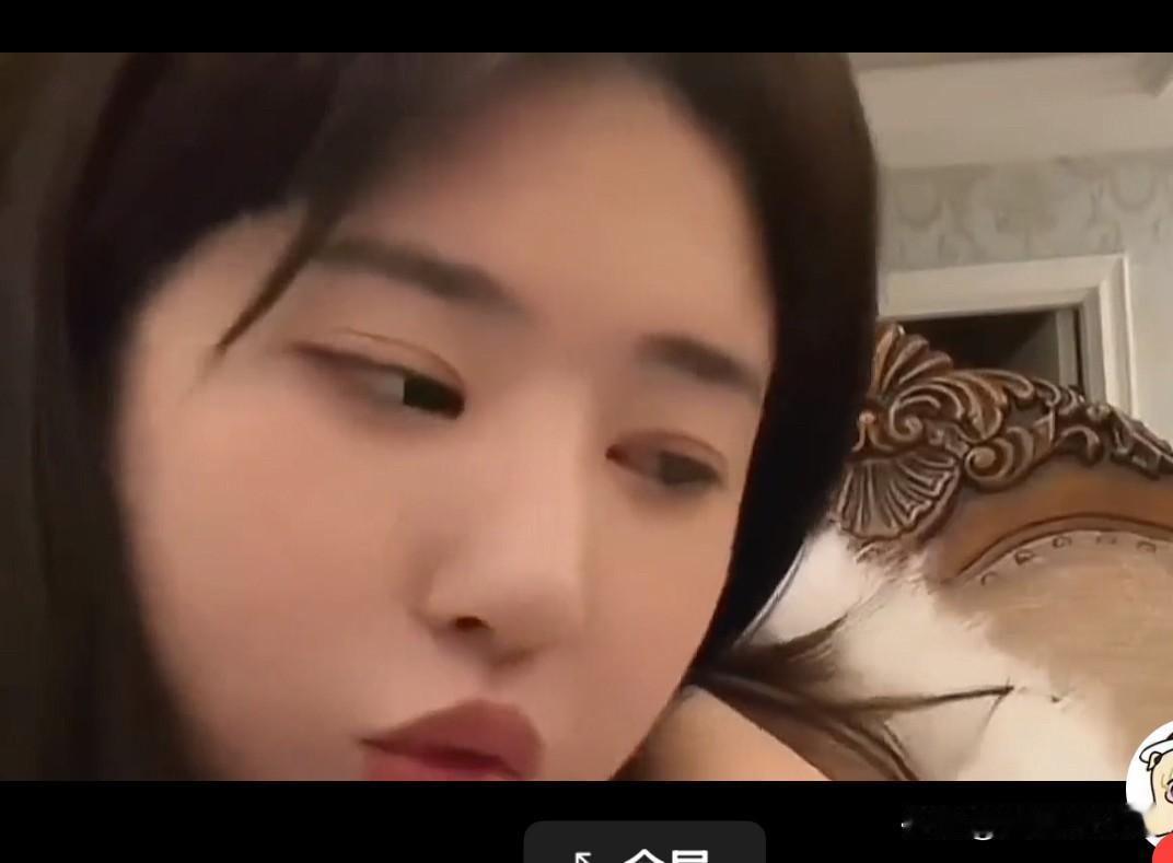 黄一鸣喝多直播，眼神涣散，状态迷离，东倒西歪，眼睛看东西都不聚焦，闪闪急的在旁边