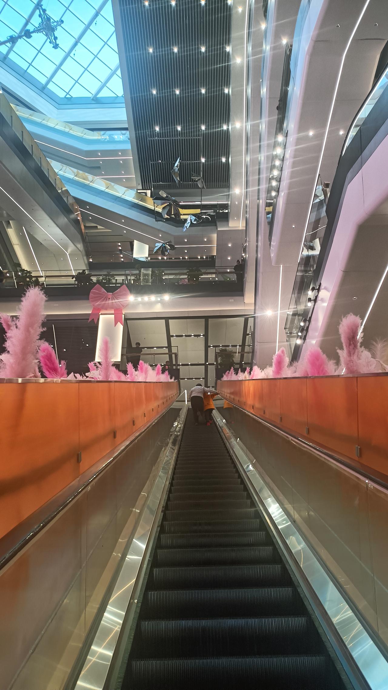 魔立方，很新，很空啊人不多！