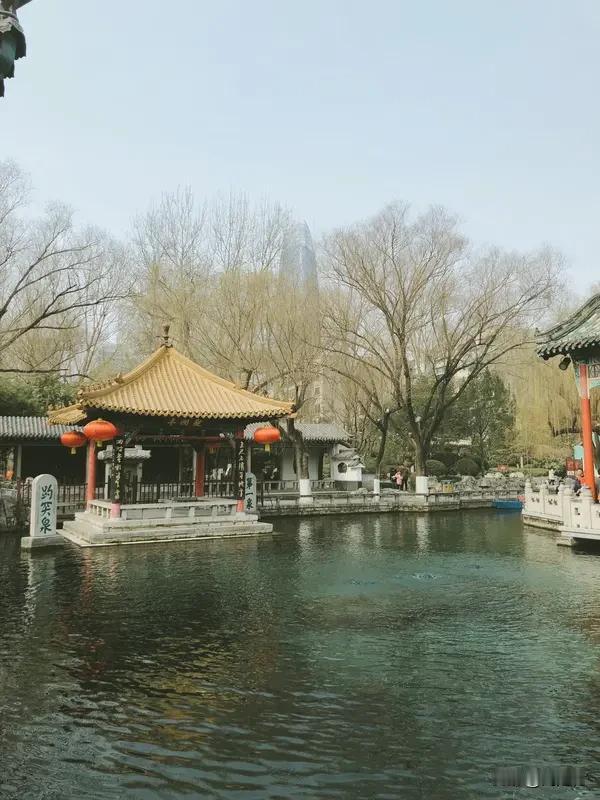 男子在趵突泉坐护栏拍照意外落水 有个大哥在趵突泉跨坐在护栏上拍照，没留神直接掉水